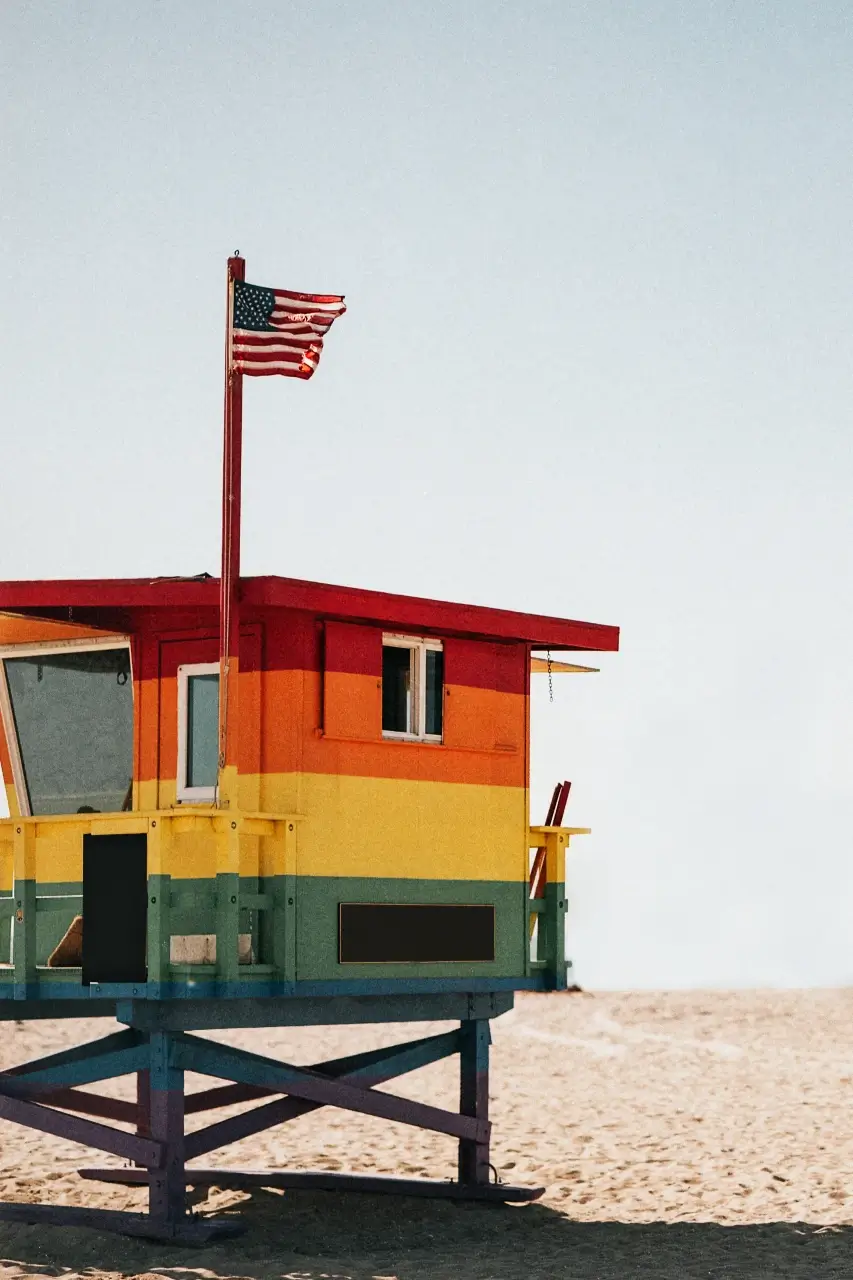 bright-and-colorful-lifeguard-hut-in-the-us-DOULA USA